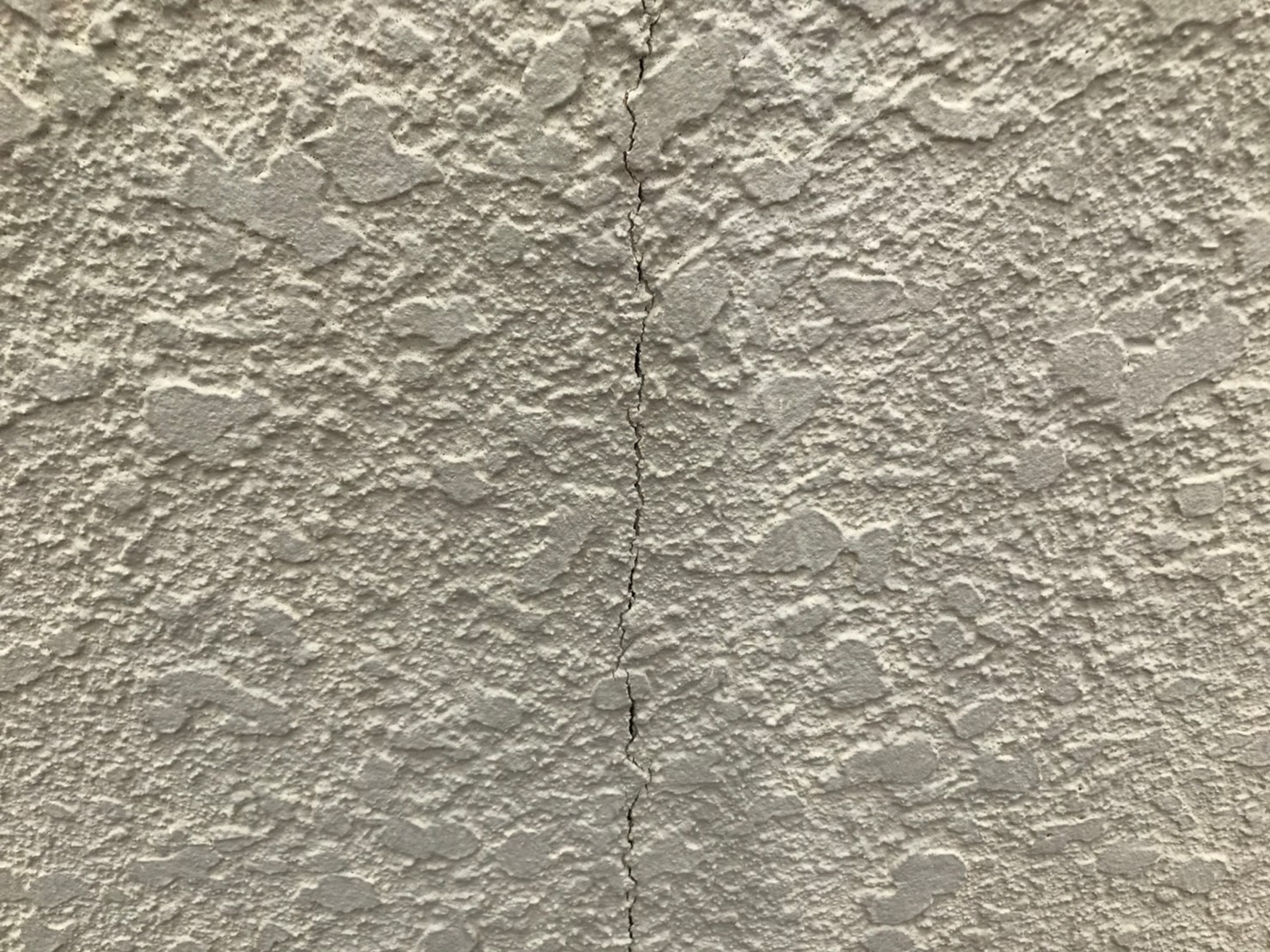 小牧市の外壁ひび割れ・ヘアクラック補修の費用相場は？