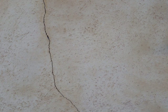 小牧市の外壁ひび割れ・構造クラック補修の費用と相場ガイド