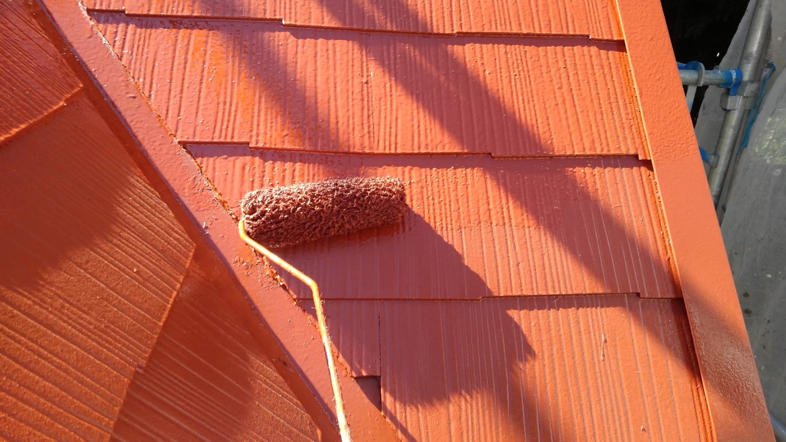 小牧市での屋根塗装｜アクリル塗料による屋根塗り替えの費用と相場ガイド