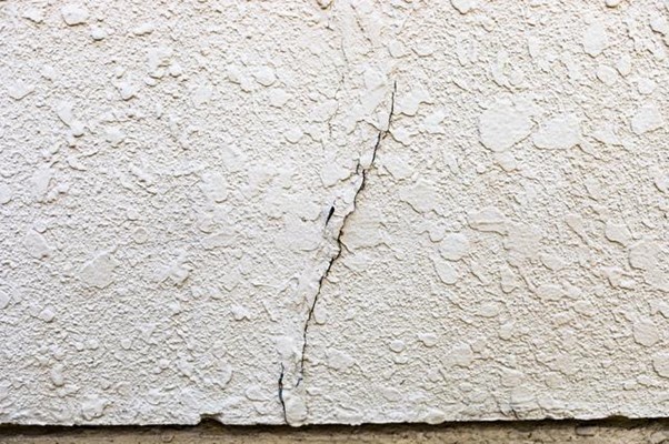 小牧市の外壁ひび割れ全体補修の費用と相場：外壁ひび割れの全体補修費用相場を解説